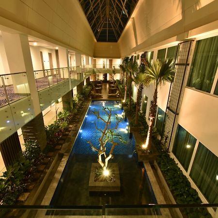 Holiday Inn Bandung Pasteur By Ihg Exterior foto