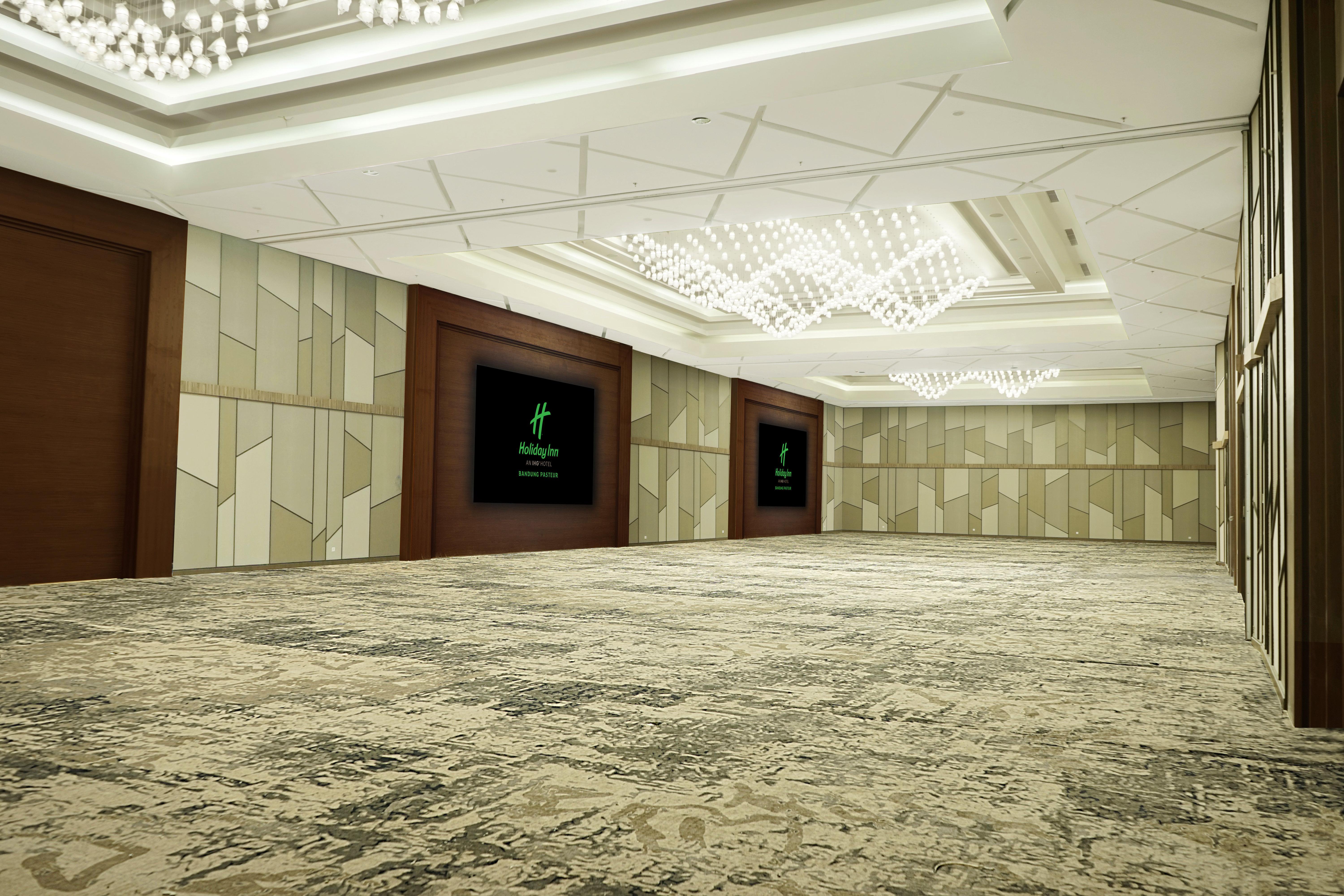 Holiday Inn Bandung Pasteur By Ihg Exterior foto