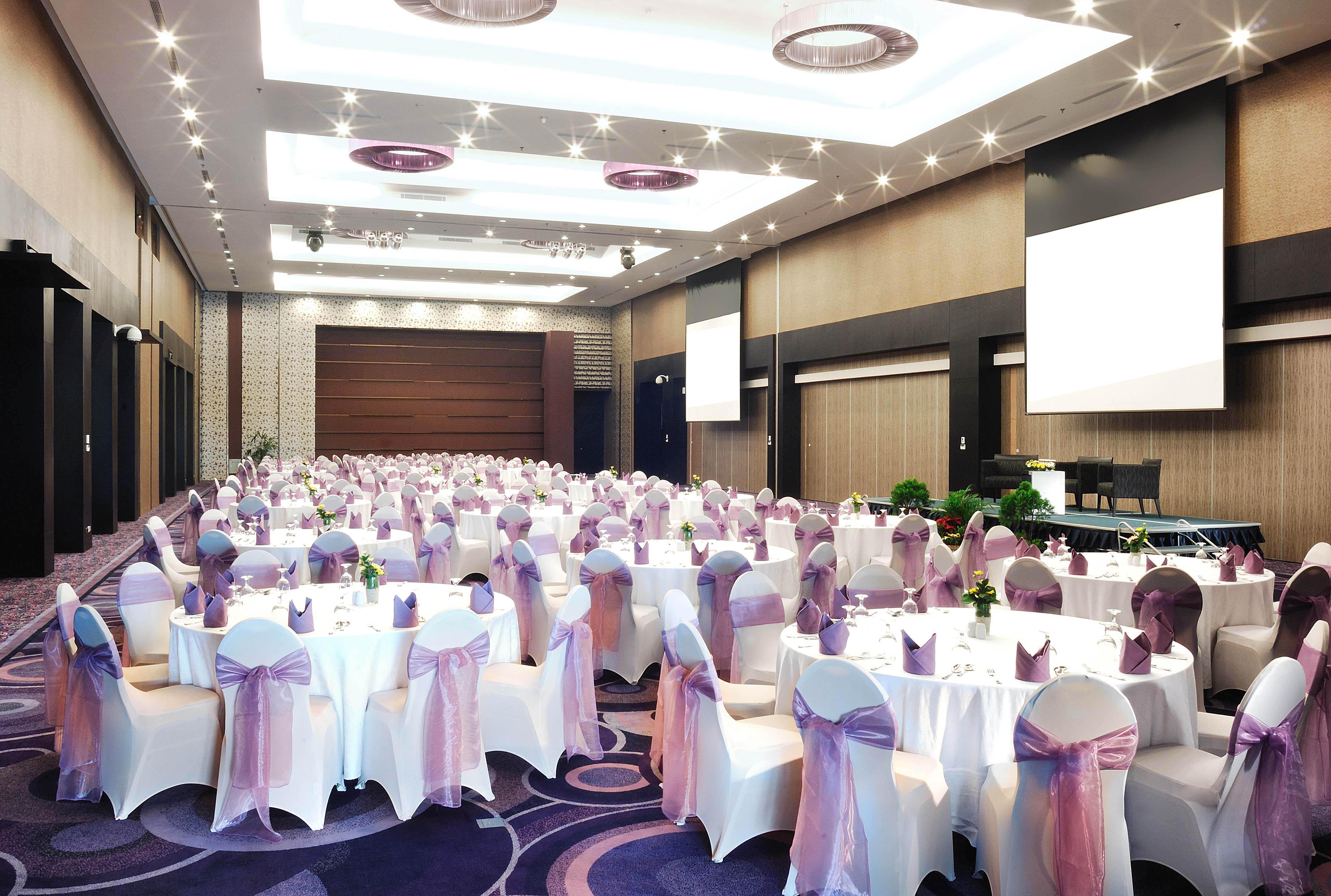 Holiday Inn Bandung Pasteur By Ihg Exterior foto