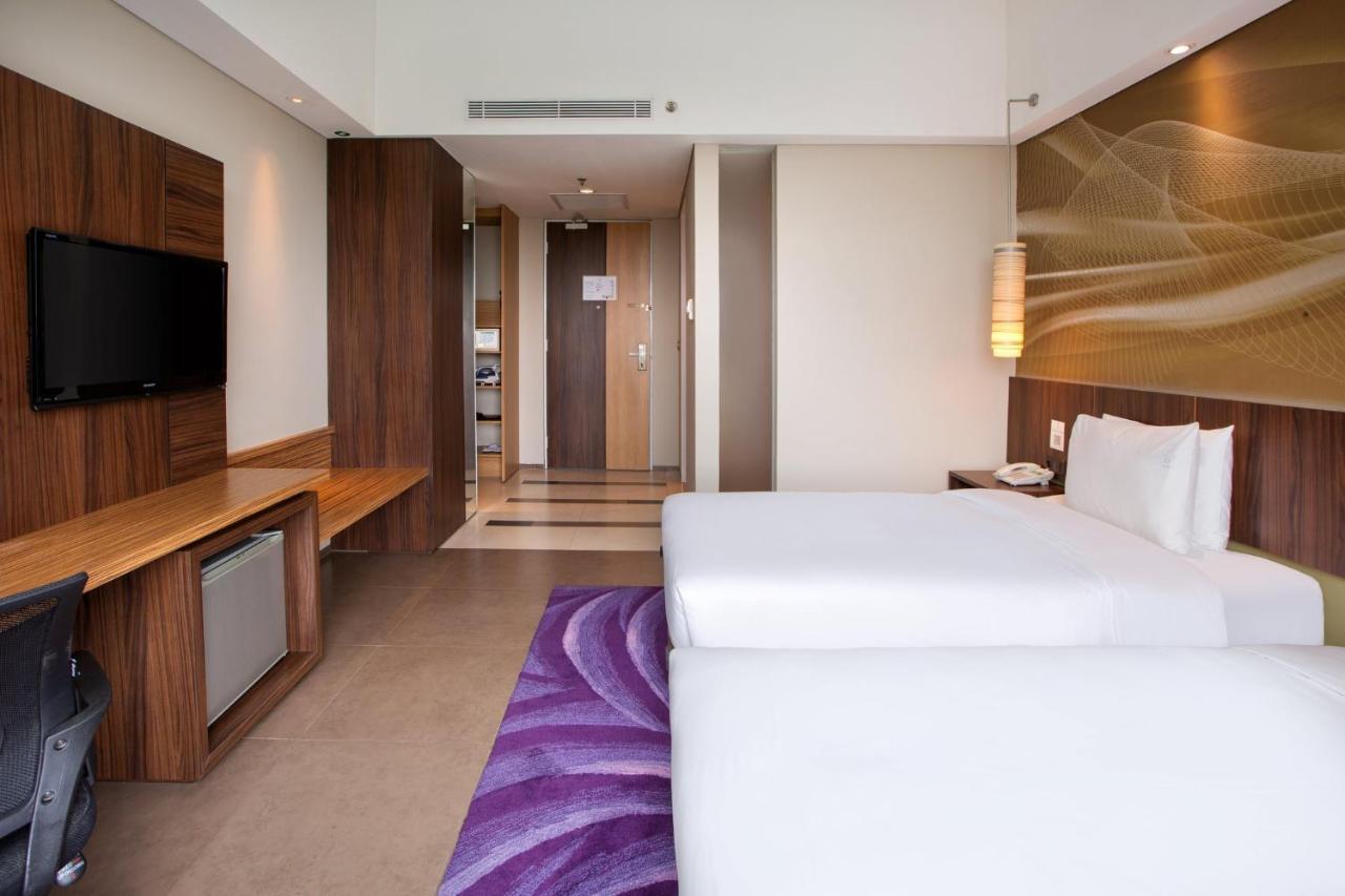 Holiday Inn Bandung Pasteur By Ihg Exterior foto