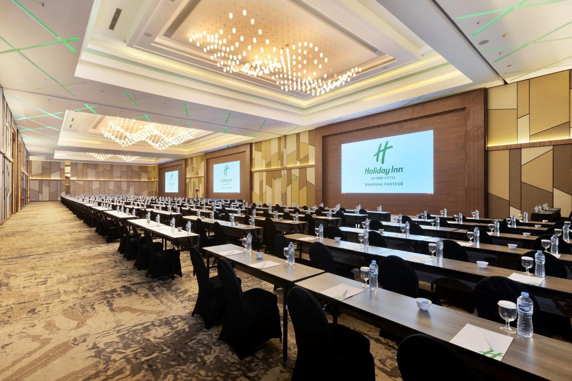 Holiday Inn Bandung Pasteur By Ihg Exterior foto